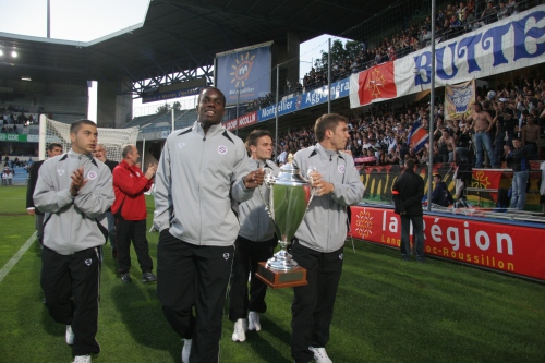 A gauche, Teddy Mezague portant la Coupe Gambardella lors d'un tour d'honneur à la mi-temps de Montpellier - Ajaccio au stade de la Mosson (photo N. Deltort