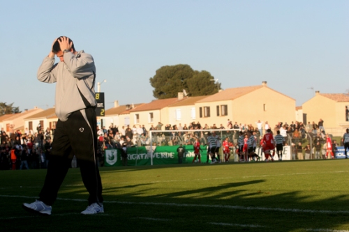 Thierry Laurey, le coach du FC Sète, peut se prendre la tête à deux mains. En concédant la défaite à domicile face à Nîmes, les Maritimes s'éloignent du podium (photo N. Deltort)