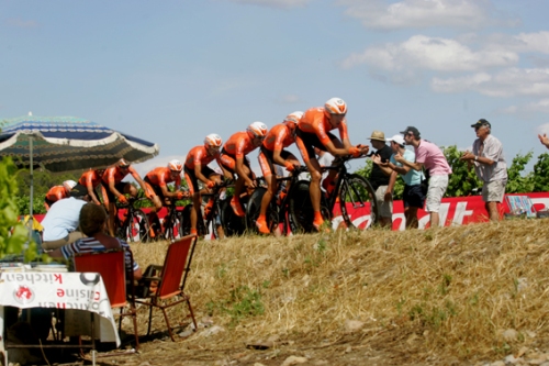 L'équipe Euskatel en contre la montre autour de Montpellier lors de la 4e étape le 6 juillet 2009 (photo N. Deltort)