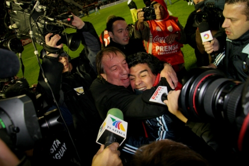 Bilardo et Maradona célébrant la qualification de l'Argentine pour la Coupe du monde 2010 (photo N. Deltort)